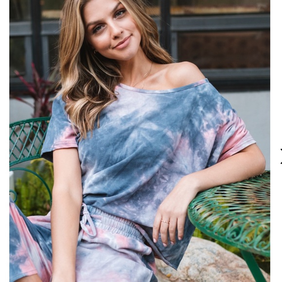 Amaryllis Tops - Amaryllis Layover tee